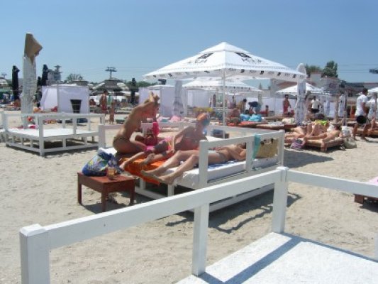 Expoziţie de sâni, pe plaja din staţiunea Mamaia